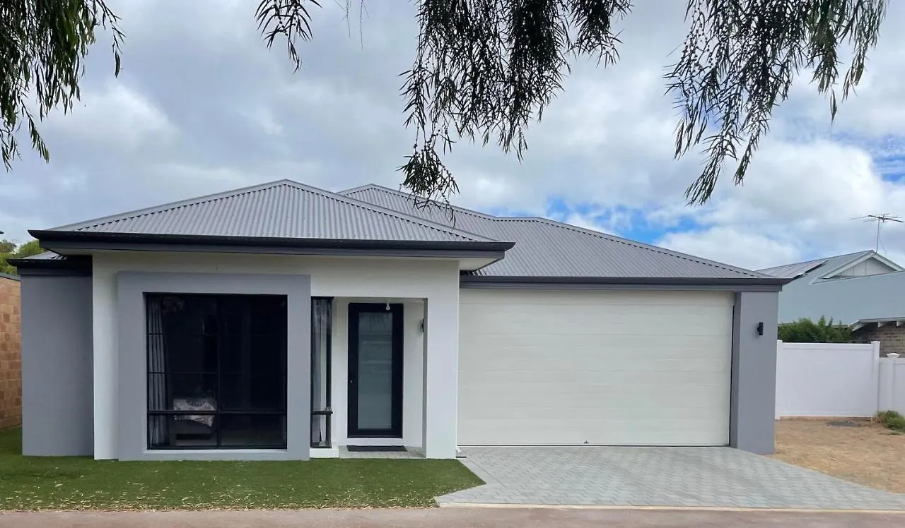 Thurstun Lane Beach House - In A Quiet Lane In Sought After Old