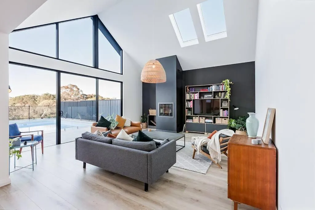 Space+light Lounge By Pool Walk To Town *