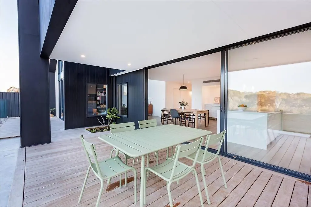 Space+light Lounge By Pool Walk To Town Holiday home