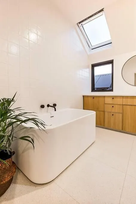 Space+light Lounge By Pool Walk To Town