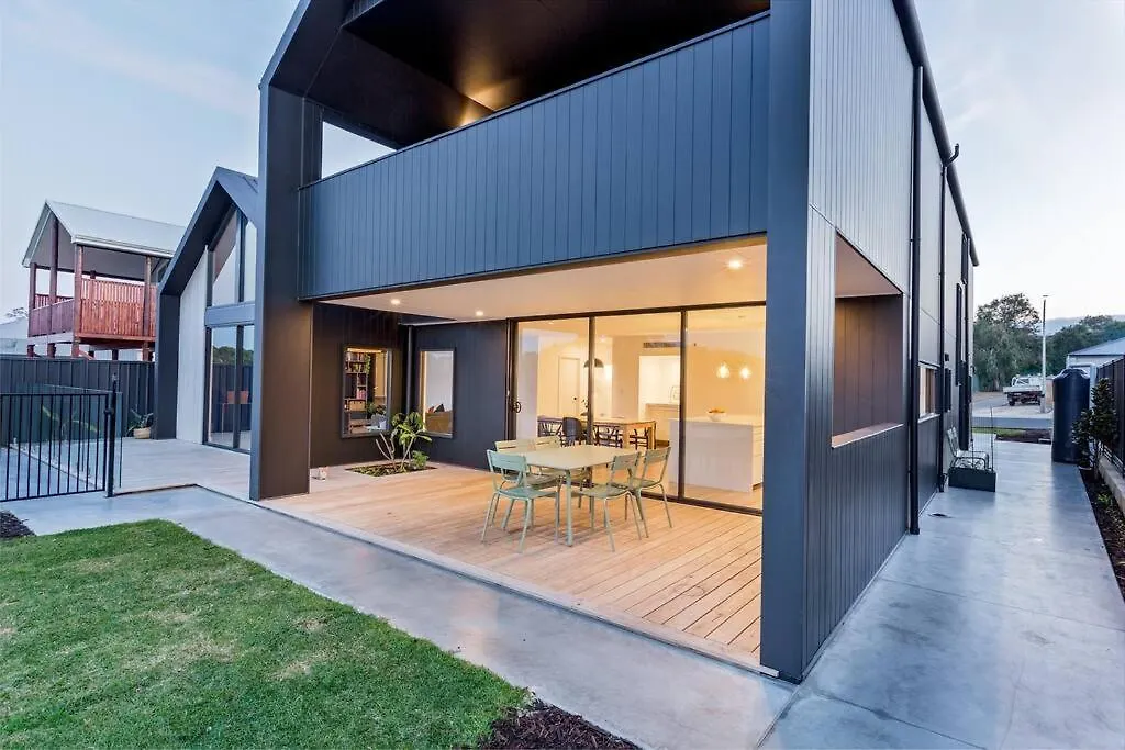 Space+light Lounge By Pool Walk To Town *