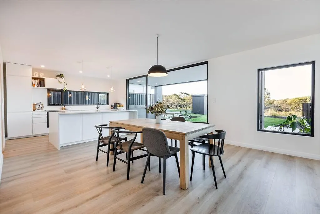 Space+light Lounge By Pool Walk To Town *