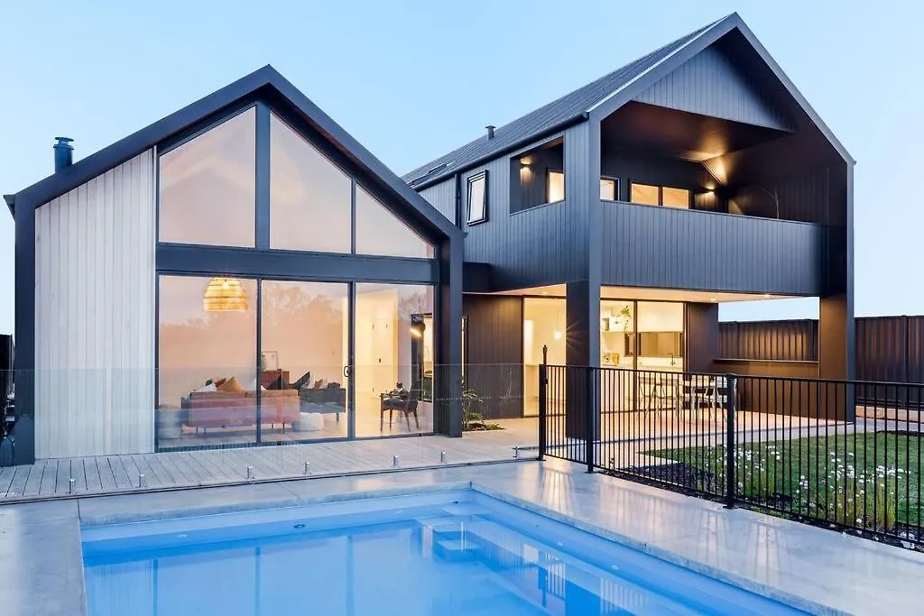 Space+light Lounge By Pool Walk To Town Holiday home *