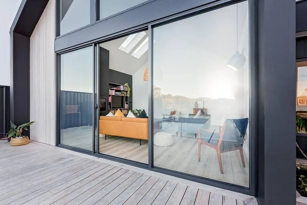 Space+light Lounge By Pool Walk To Town *