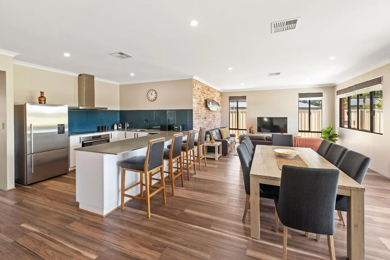 Holiday home The Links - Fairway Views, Walk To Town, Air-con *