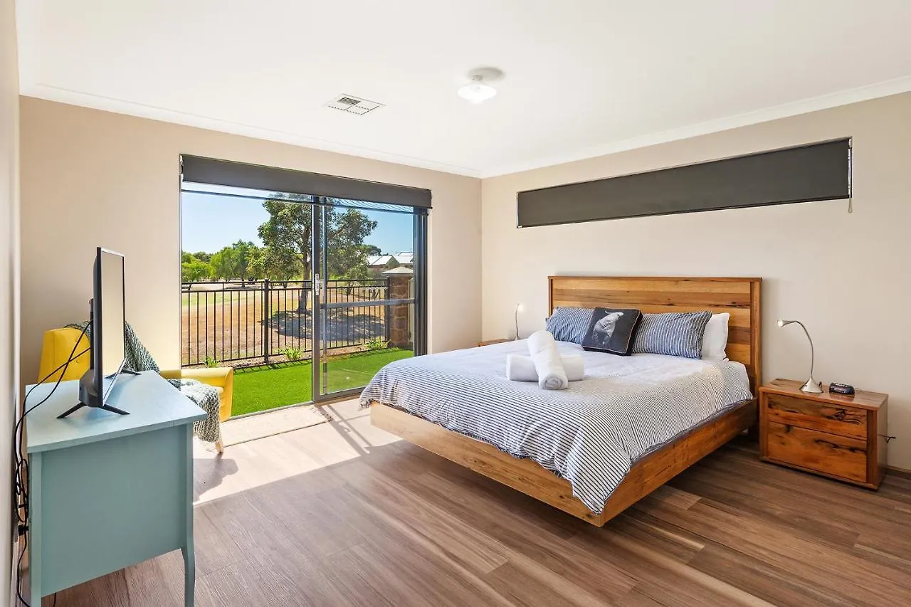 Holiday home The Links - Fairway Views, Walk To Town, Air-con