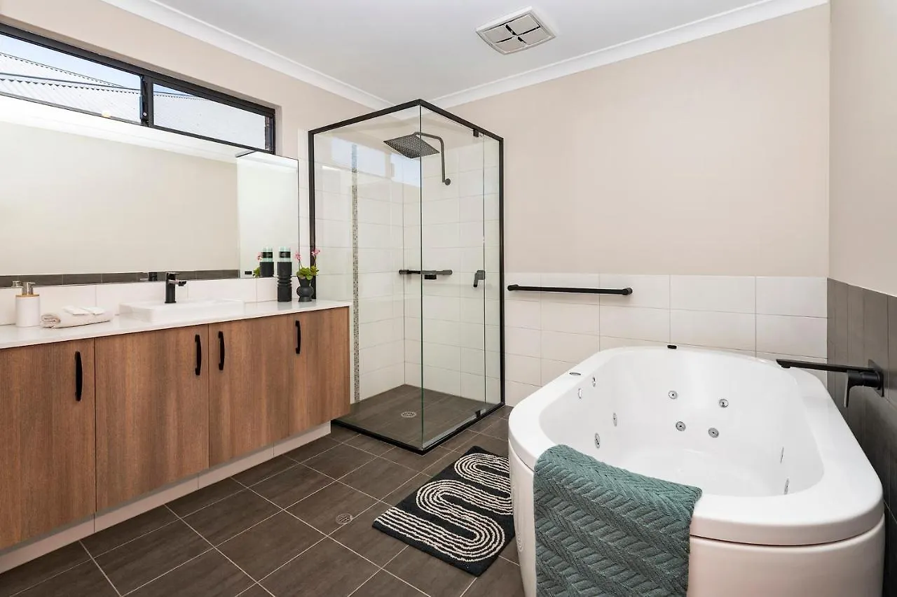 The Links - Fairway Views, Walk To Town, Air-con * Dunsborough