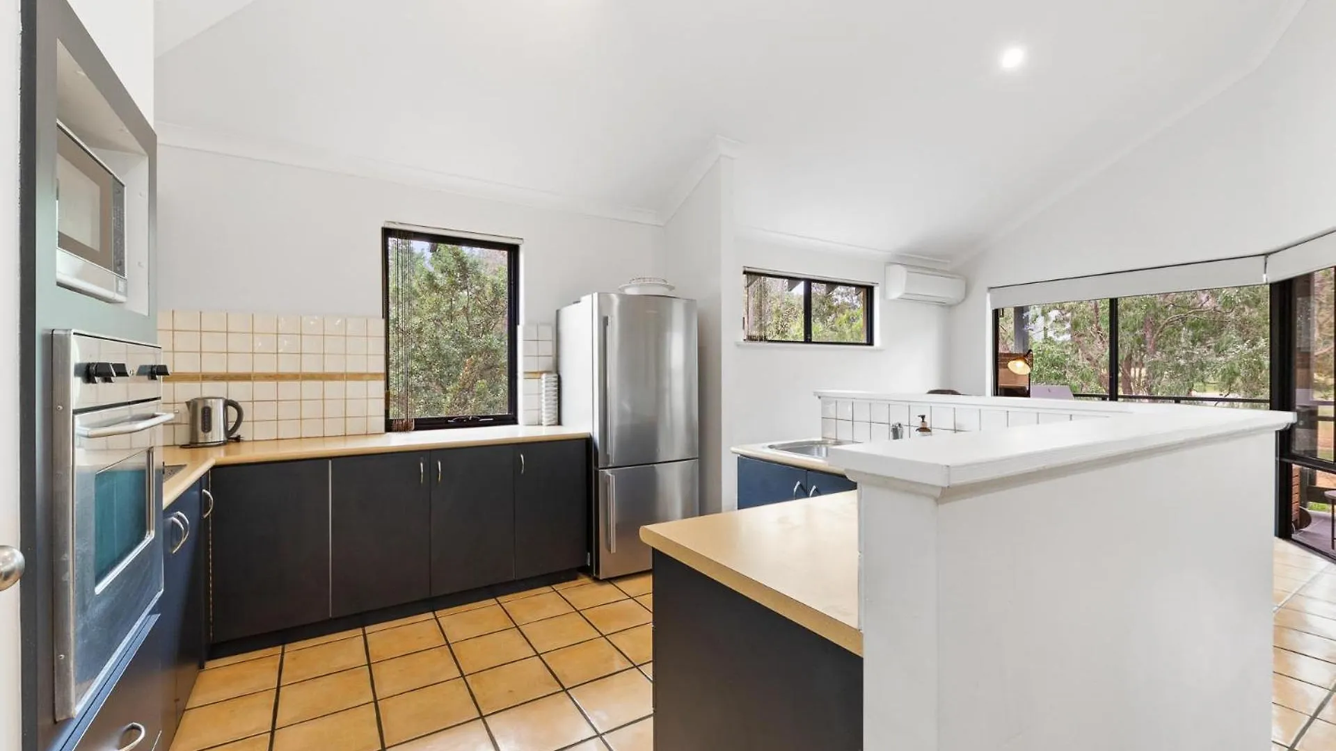 Pet Friendly Family Favourite - Kangaroo And Fairway Views With Air Con Holiday home *