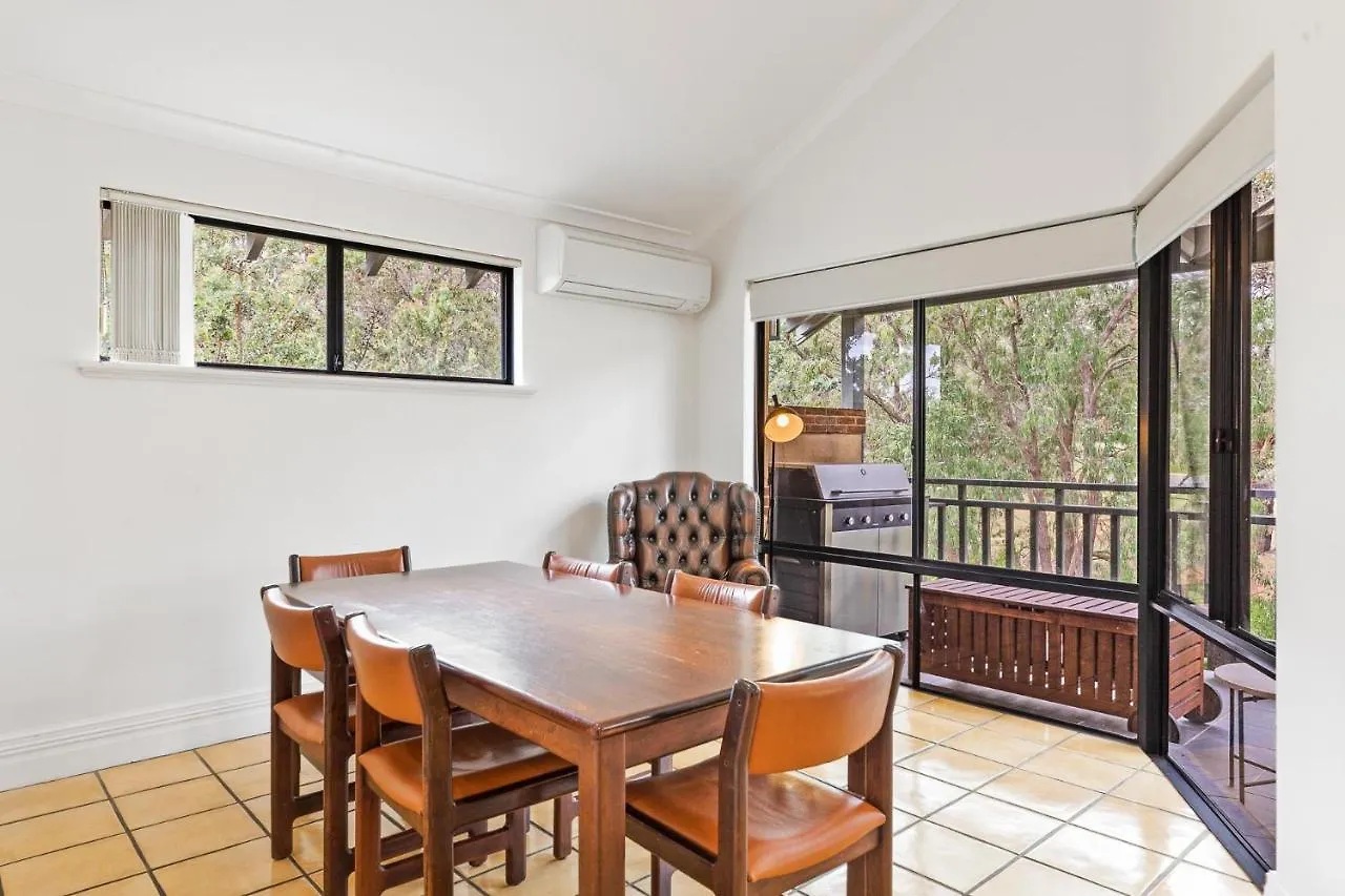 Pet Friendly Family Favourite - Kangaroo And Fairway Views With Air Con