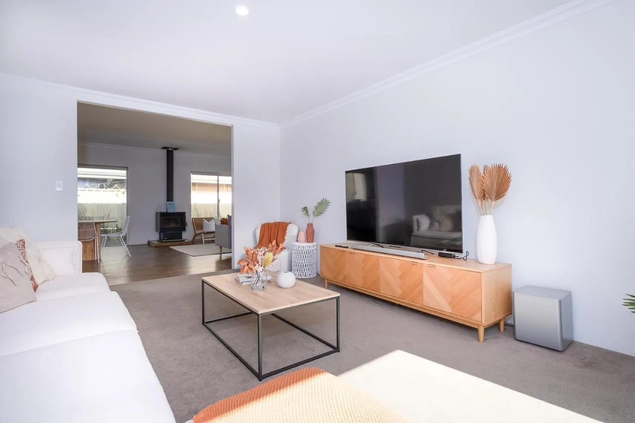 Fairway Retreat - Relax In Style! 5 Minutes To The Sandy Coves Of Geographe Bay *
