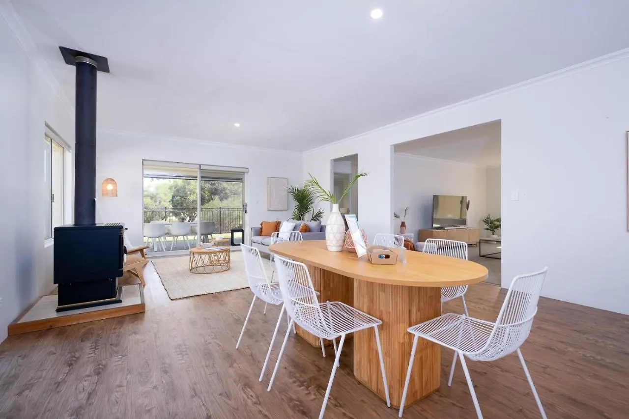 Holiday home Fairway Retreat - Relax In Style! 5 Minutes To The Sandy Coves Of Geographe Bay *