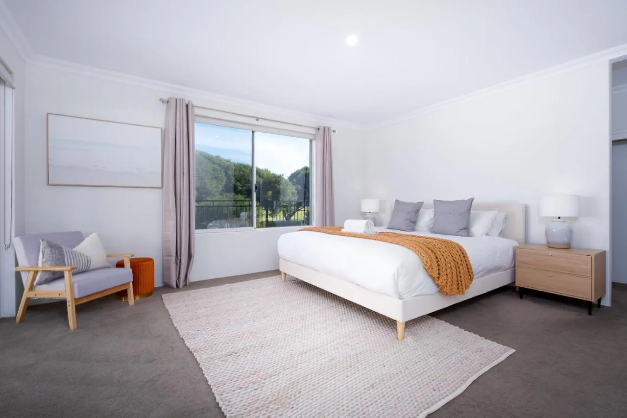 Fairway Retreat - Relax In Style! 5 Minutes To The Sandy Coves Of Geographe Bay Holiday home *