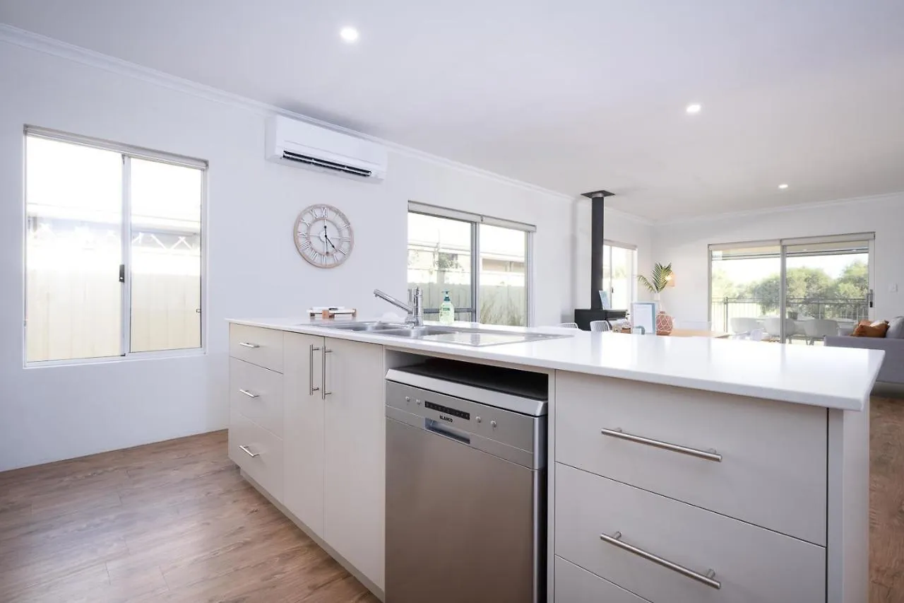 Fairway Retreat - Relax In Style! 5 Minutes To The Sandy Coves Of Geographe Bay * Dunsborough