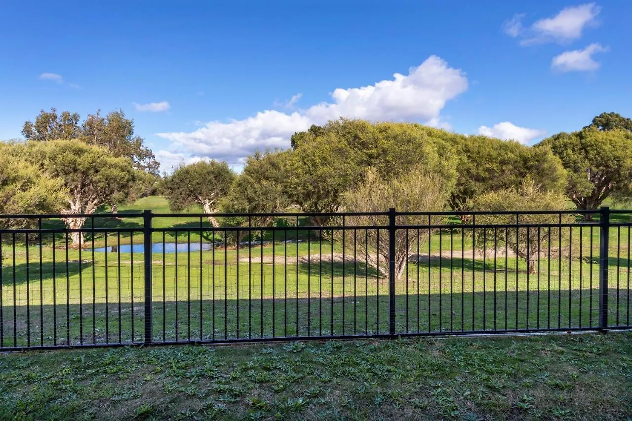Holiday home Fairway Retreat - Relax In Style! 5 Minutes To The Sandy Coves Of Geographe Bay