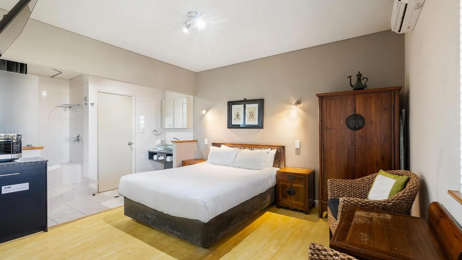 Bay Village 4*