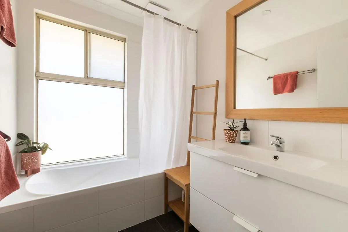 Family Retreat, Near & Town Holiday home