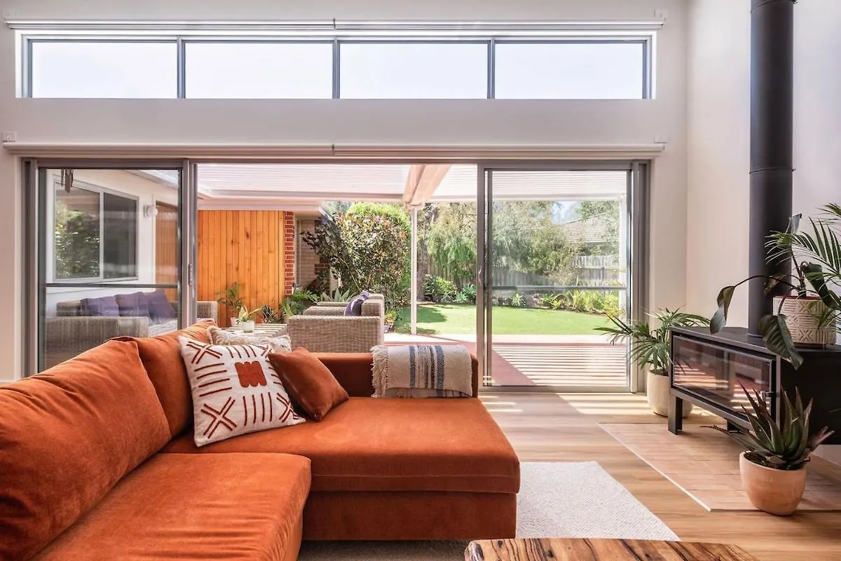 Family Retreat, Near & Town Holiday home