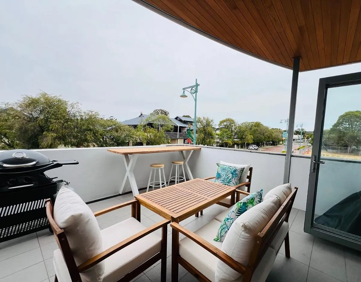 Salty Solstice-beachside Town 邓斯伯勒