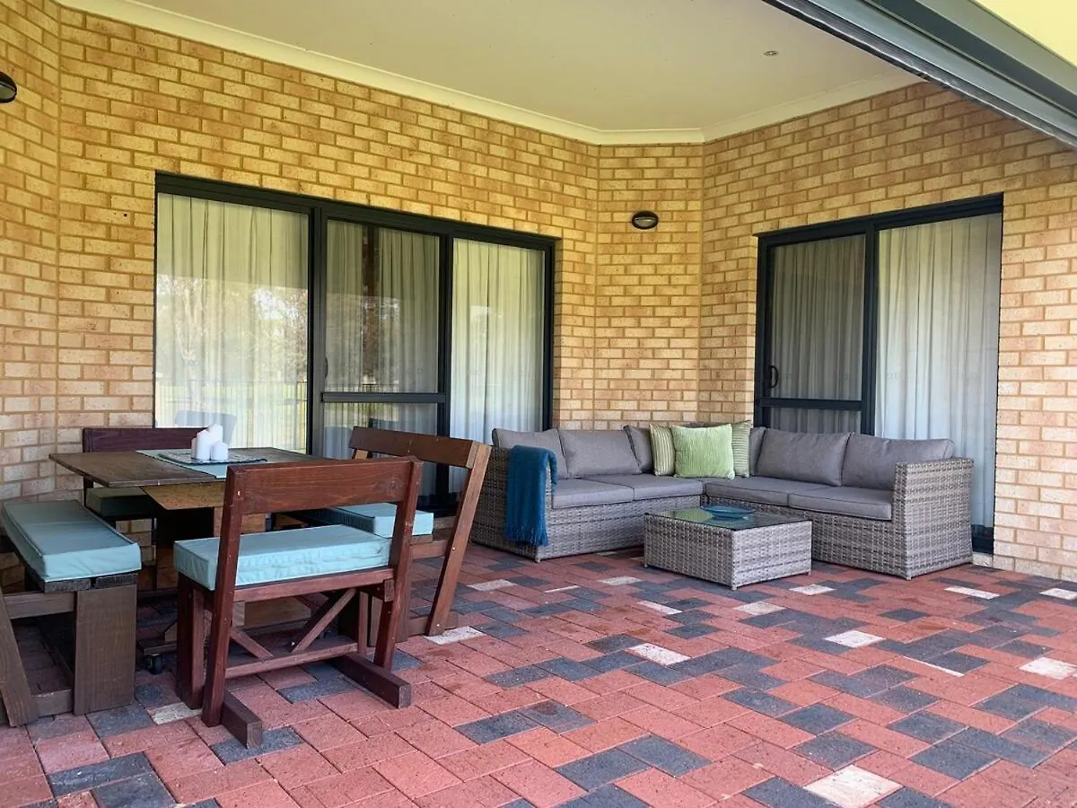 Troon Retreat! Golf, Wineries, Beaches Dunsborough