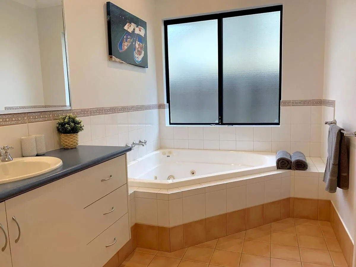 Troon Retreat! Golf, Wineries, Beaches * Dunsborough