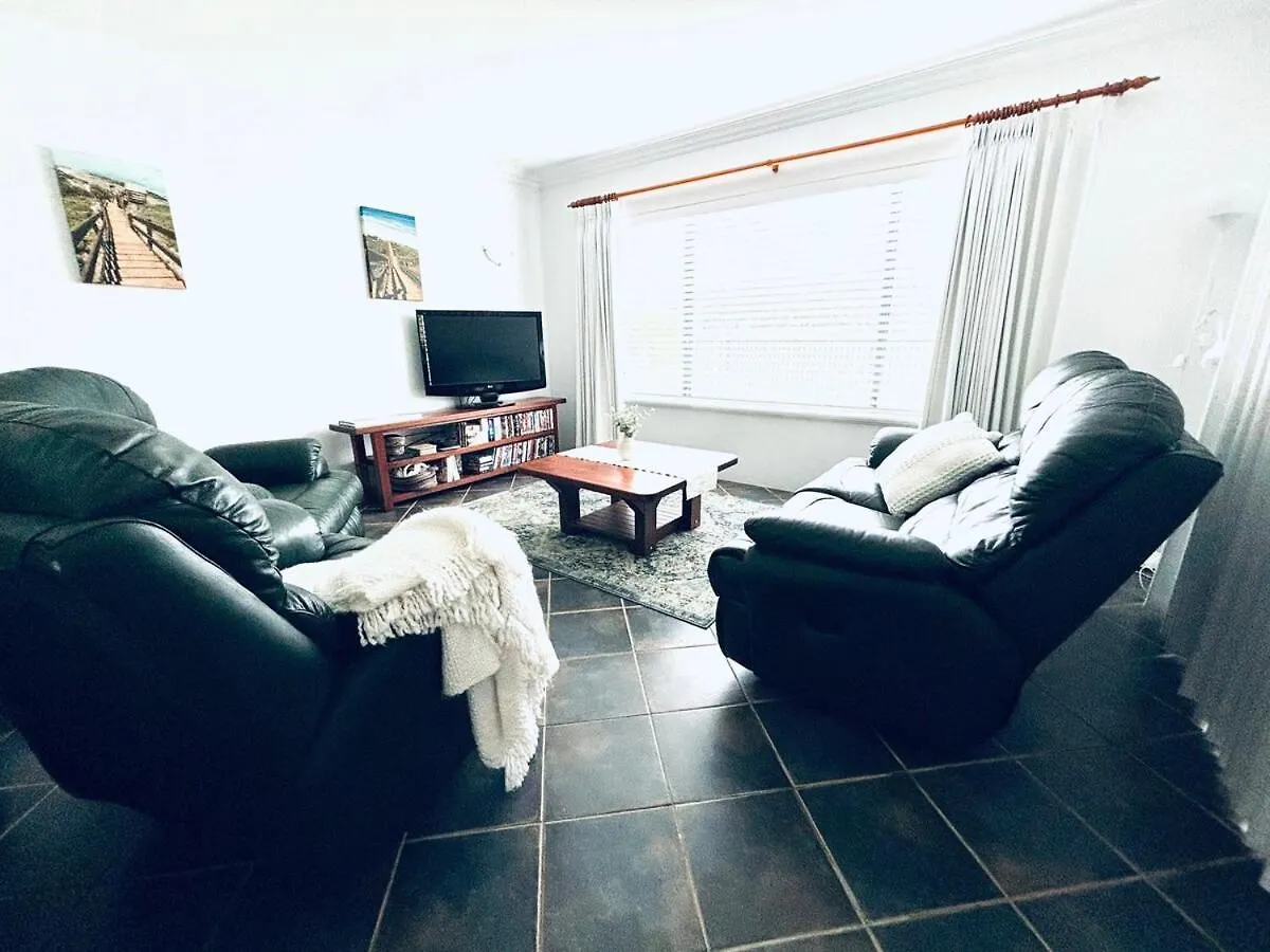 Troon Retreat! Golf, Wineries, Beaches Holiday home