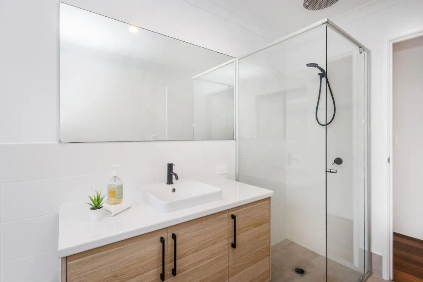 Pet-friendly. Bright And Spacious *