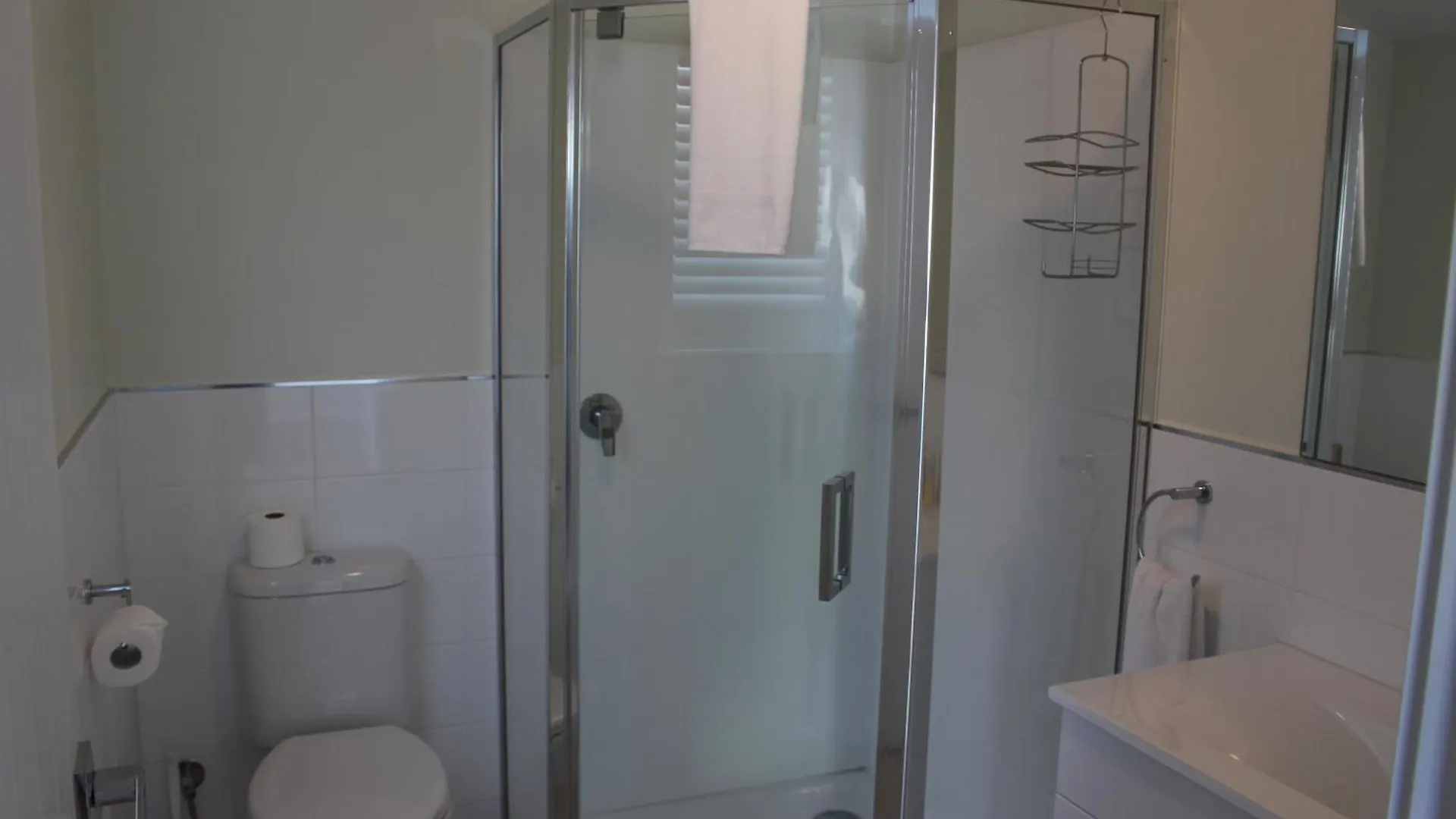 Crescent Bay Holiday Cottage & Studio *