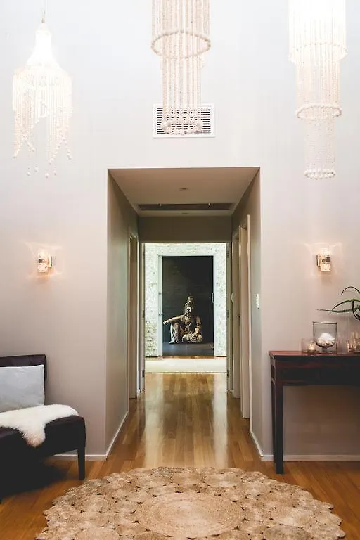 מלון Empire Retreat