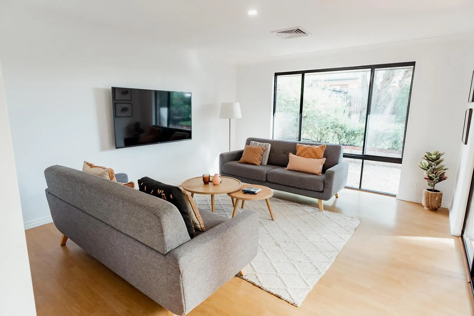 Salhus - Sleep In King Beds & Easy Walk To Town Holiday home