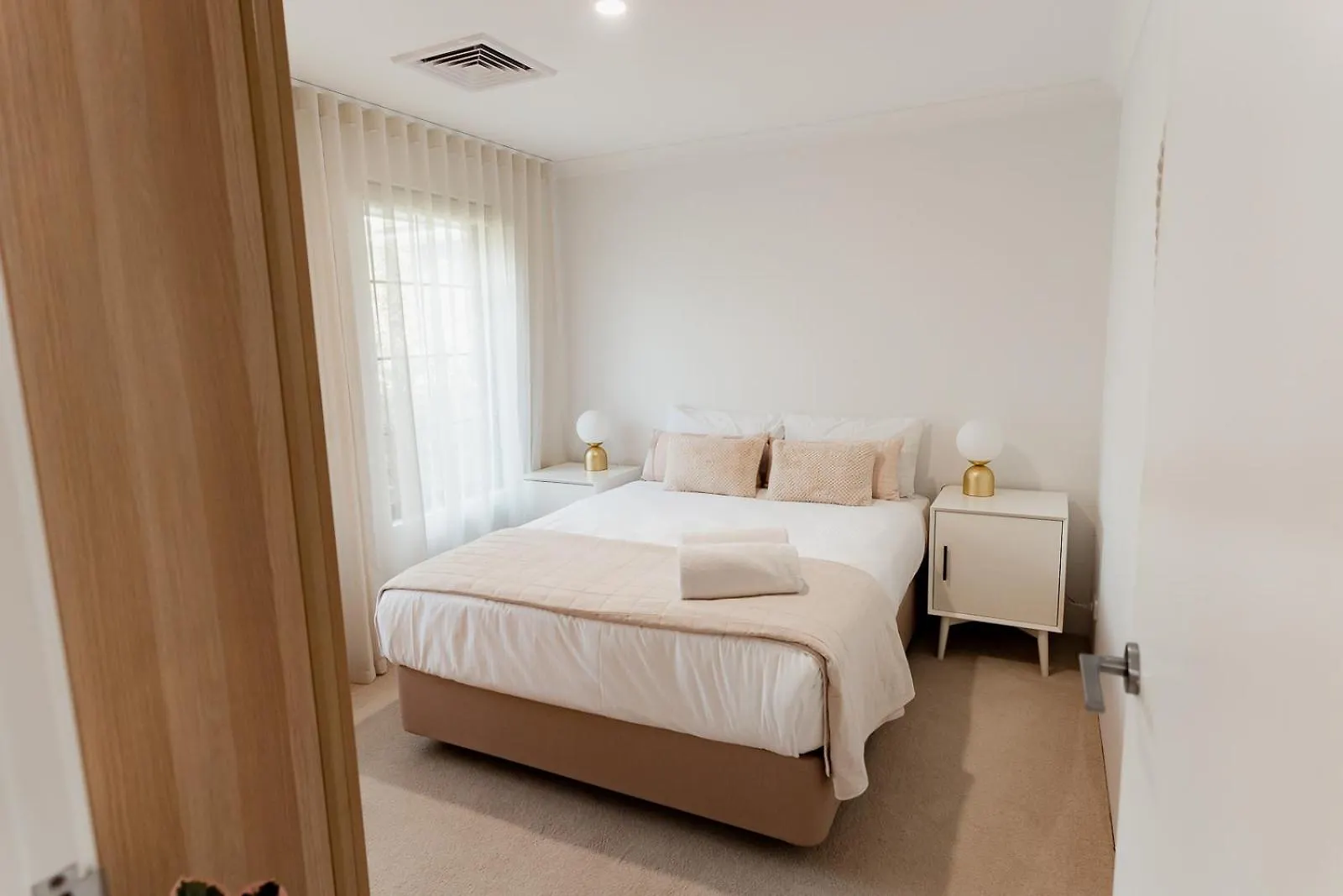 Salhus - Sleep In King Beds & Easy Walk To Town Holiday home Dunsborough