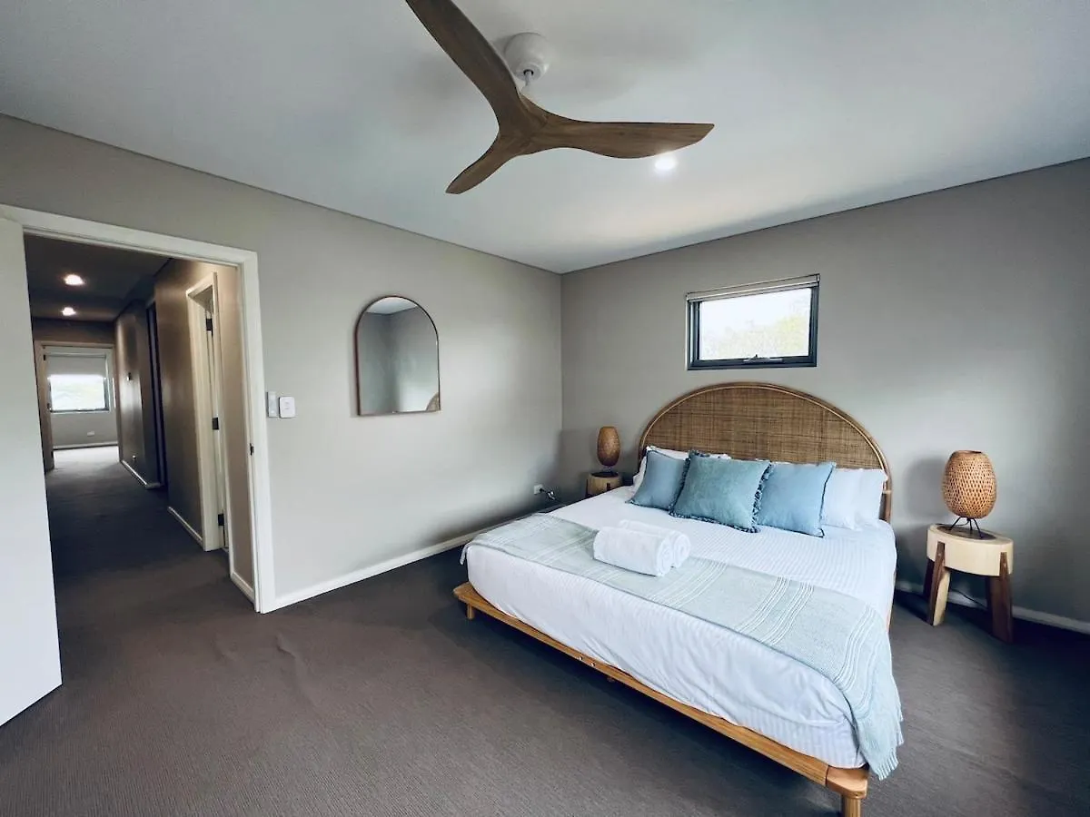 Salty Solstice-beachside Town Apartment *