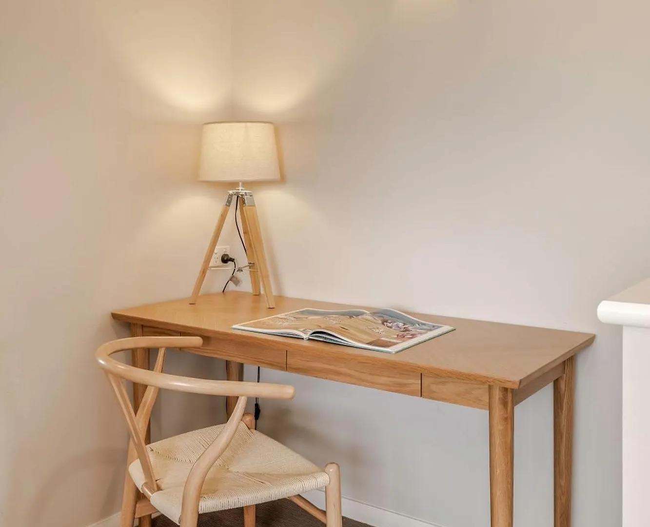 Salty Solstice-beachside Town Apartment *