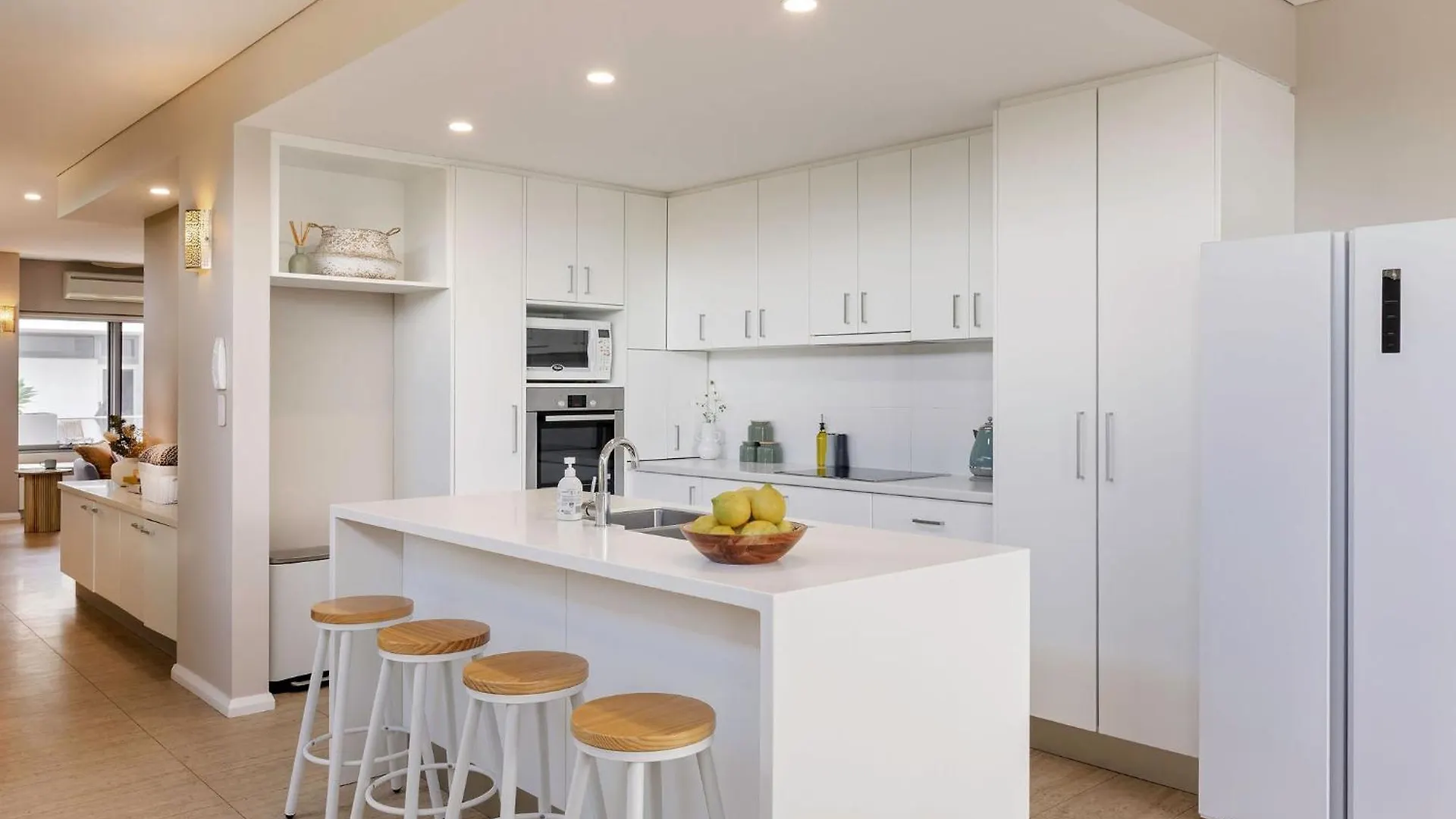 Salty Solstice-beachside Town Apartment *